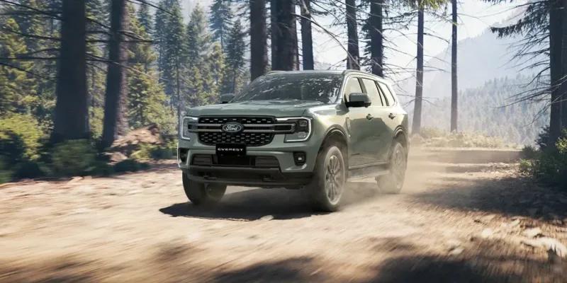Ford Everest Platinum trên đường rừng