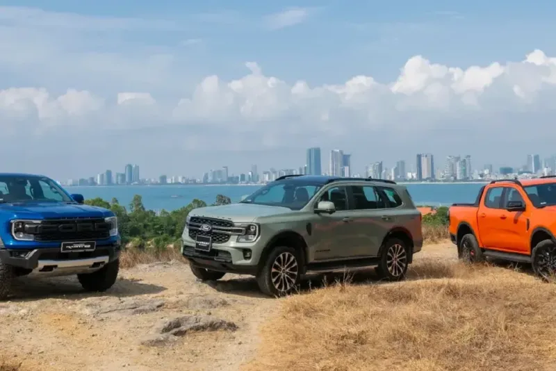 Ba mẫu xe Ford trên đồi