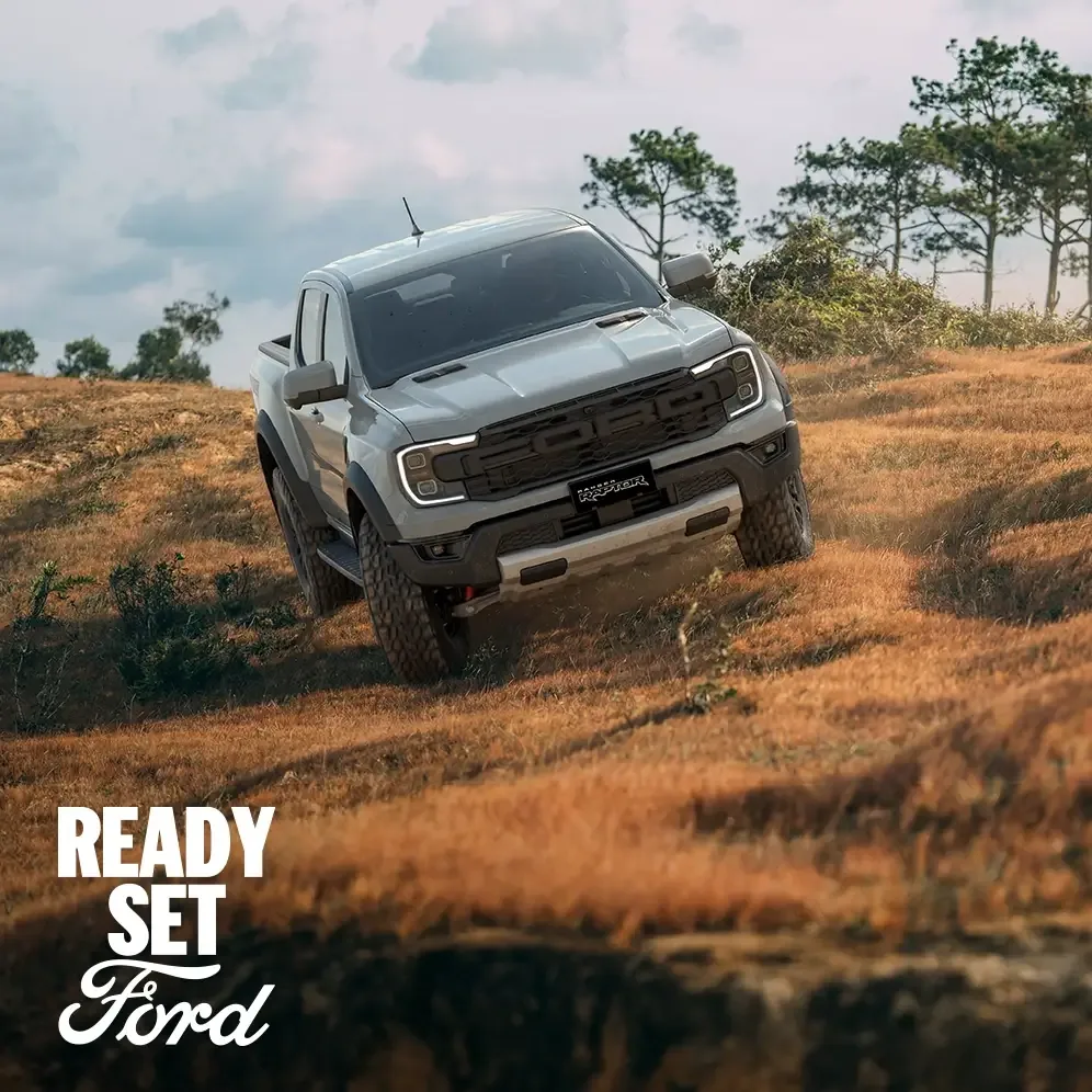 Ford Ranger Raptor trên đồi cỏ